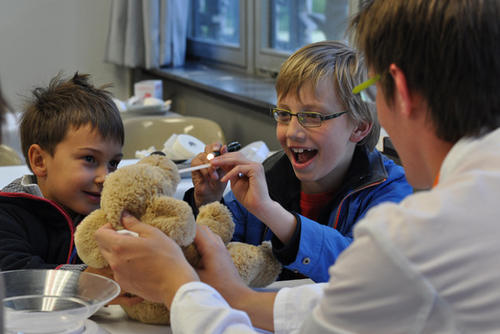 Großer Spaß für kleine Forscher: Bei der Langen Nacht können sogar Teddys gesund gepflegt werden.