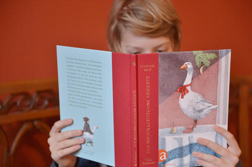 Weil man etwas fürs Herze tun muss: In der DDR kannte jedes Kind die Geschichte der Weihnachtsgans Auguste – die, vor dem Ofen gerettet, aber gerupft, einen warmen Pullover aus weißer Wolle bekommt.