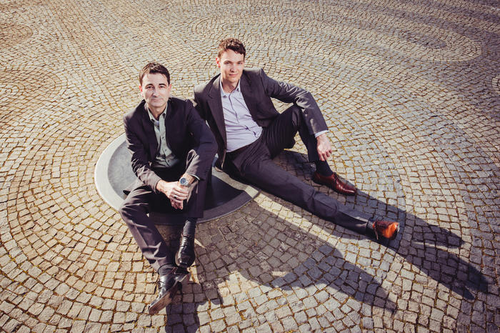 Björn Clausen (links) und Adrian Zentner sorgen mit ihren Wegeleitsystemen dafür, dass sich jeder überall zurechtfindet.