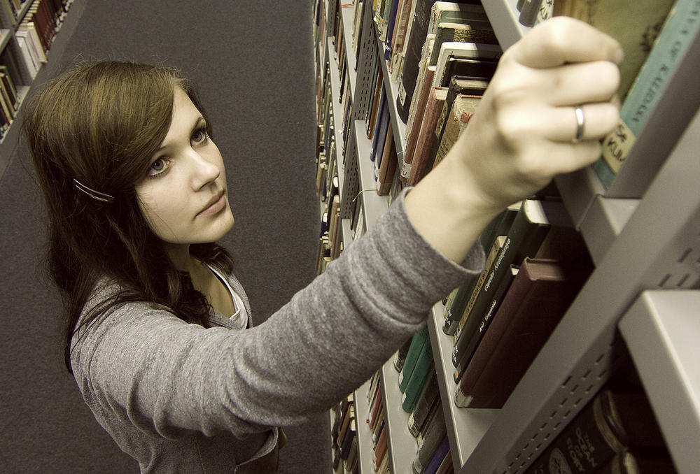 Bitte nichts falsch machen! Wer sich nicht sicher ist, wo ein Buch stehen muss, legt es auf den Bücherwagen.
