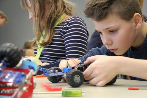 Tüfteln, basteln, ausprobieren: Die SchülerUni vermittelt spielerisch den Umgang mit immer knapper werdenden Ressourcen.