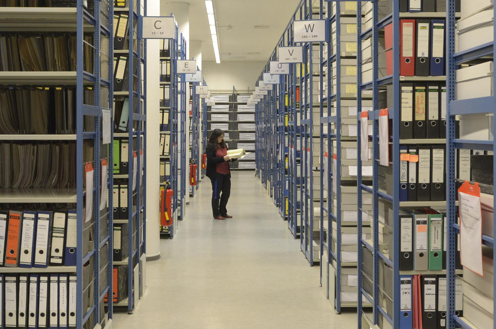 Seit bald einem halben Jahrhundert bewahrt das Universitätsarchiv alte Akten auf. Der Umfang wächst jährlich um mehr als 100 Regalmeter.