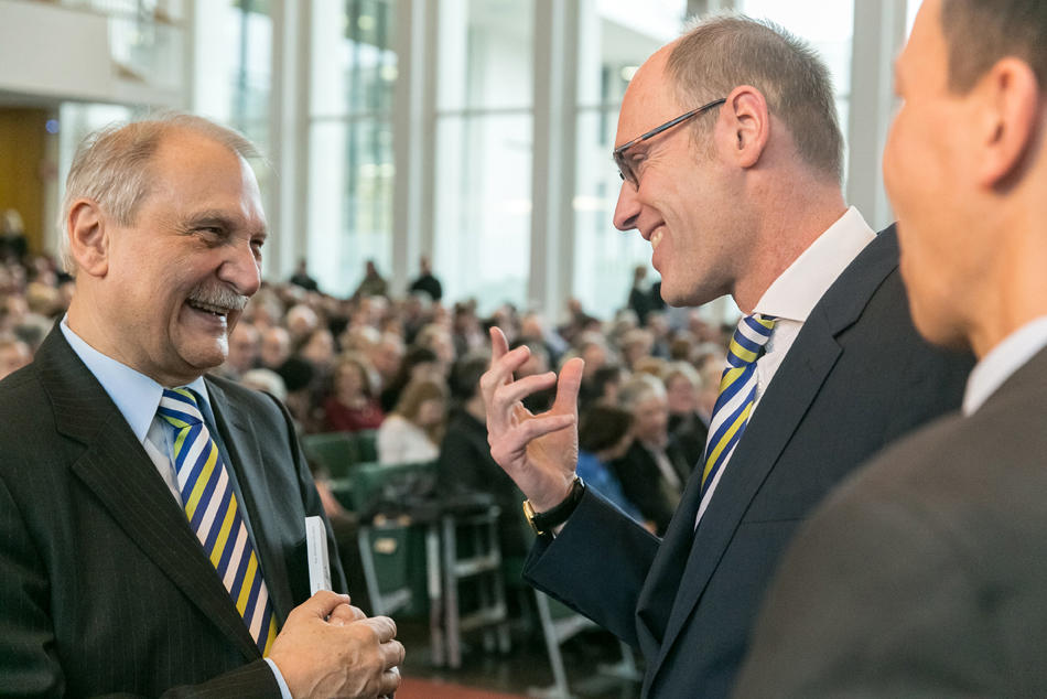 Der derzeitige Präsident Peter-André Alt würdigte Lange als Universalisten unter den Kanzlern: „Er macht alles selbst, und er überhebt sich dabei nicht. Er ist ein wandelndes, leibhaftiges Zukunftskonzept.“