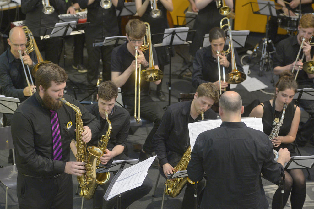 Die Uni Bigband Berlin spielt in den Kolonnaden in der Fabeckstraße für die Besucher auf.