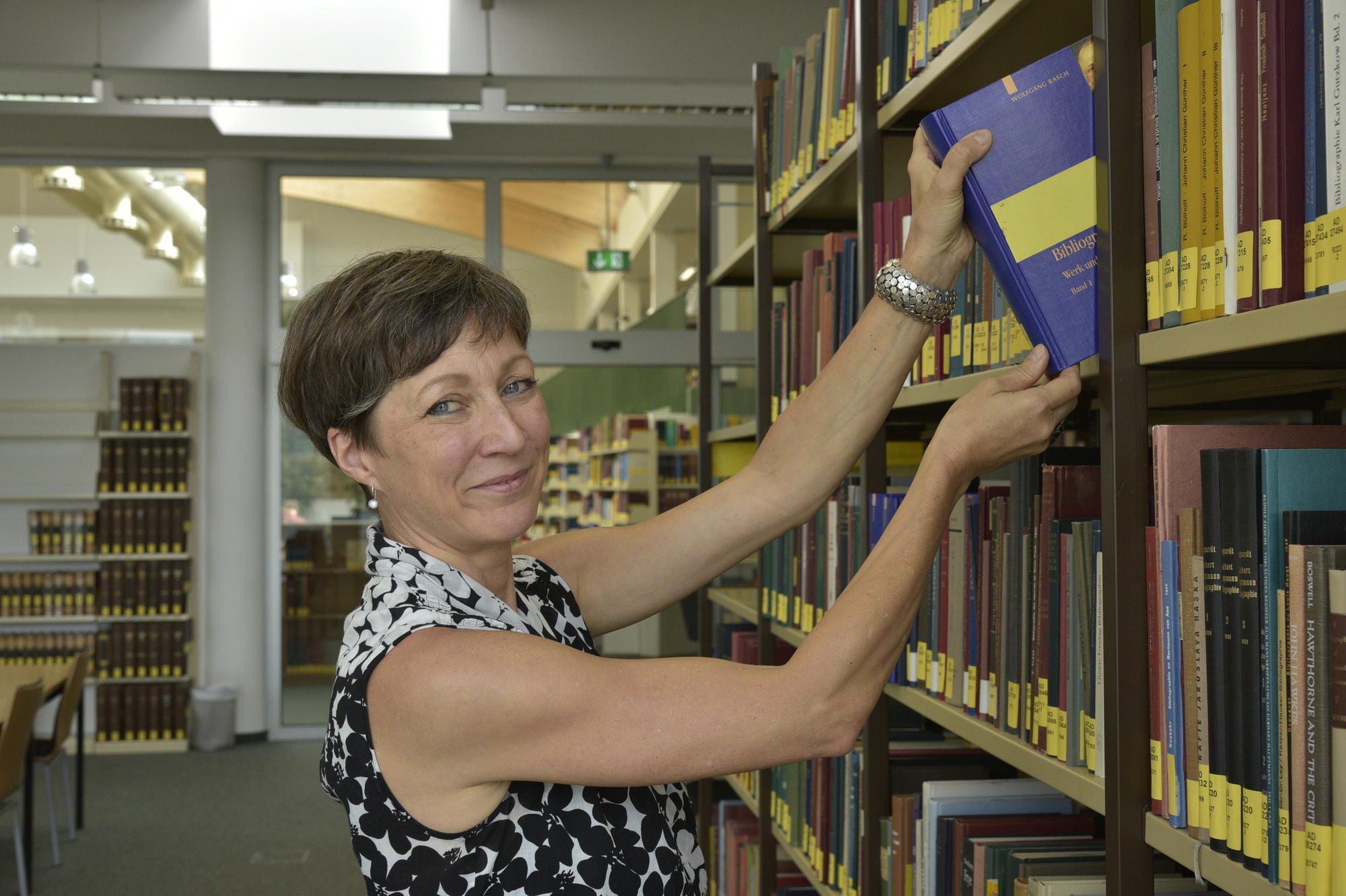 Weiß, wie man sich zurechtfindet in der Bibliothek und der Literaturrecherche: die Diplombibliothekarin Simone Schütte.