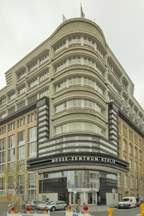 1903 bezog Mosse das von den Architekten Cremer &Wolffenstein geplante, später von Erich Mendelsohn neu gestaltete Verlagsgebäude in der Jerusalemer Straße / Ecke Schützenstraße. Mitte der 1990er Jahre wurde es als Mosse-Zentrum eröffnet.