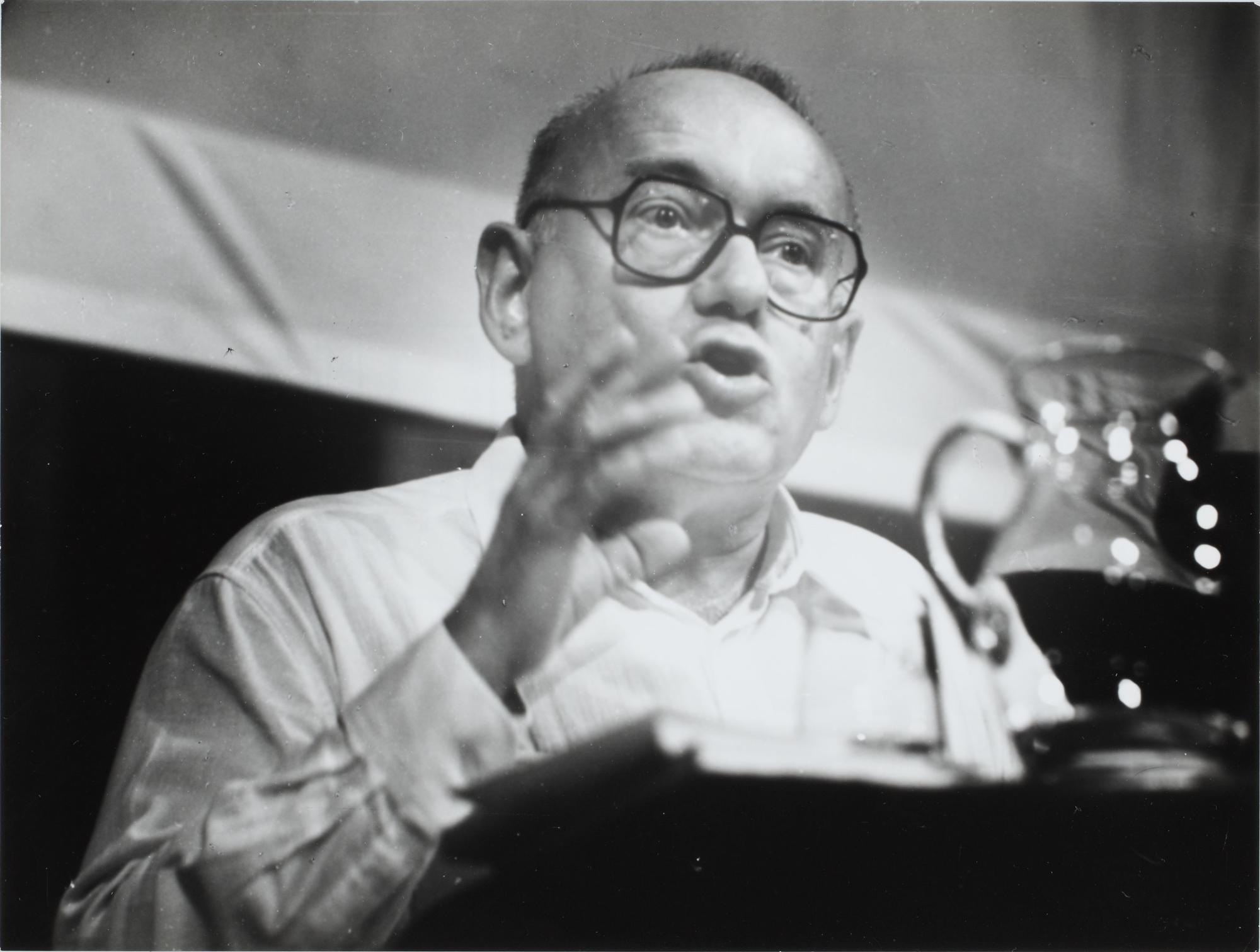 Der österreichische Autor Ernst Jandl wurde für seine Lesungen bekannt. Er gehörte zu jenen deutschsprachigen Autoren, die sich von der Rhythmik amerikanischer Lyrik inspirieren ließen.