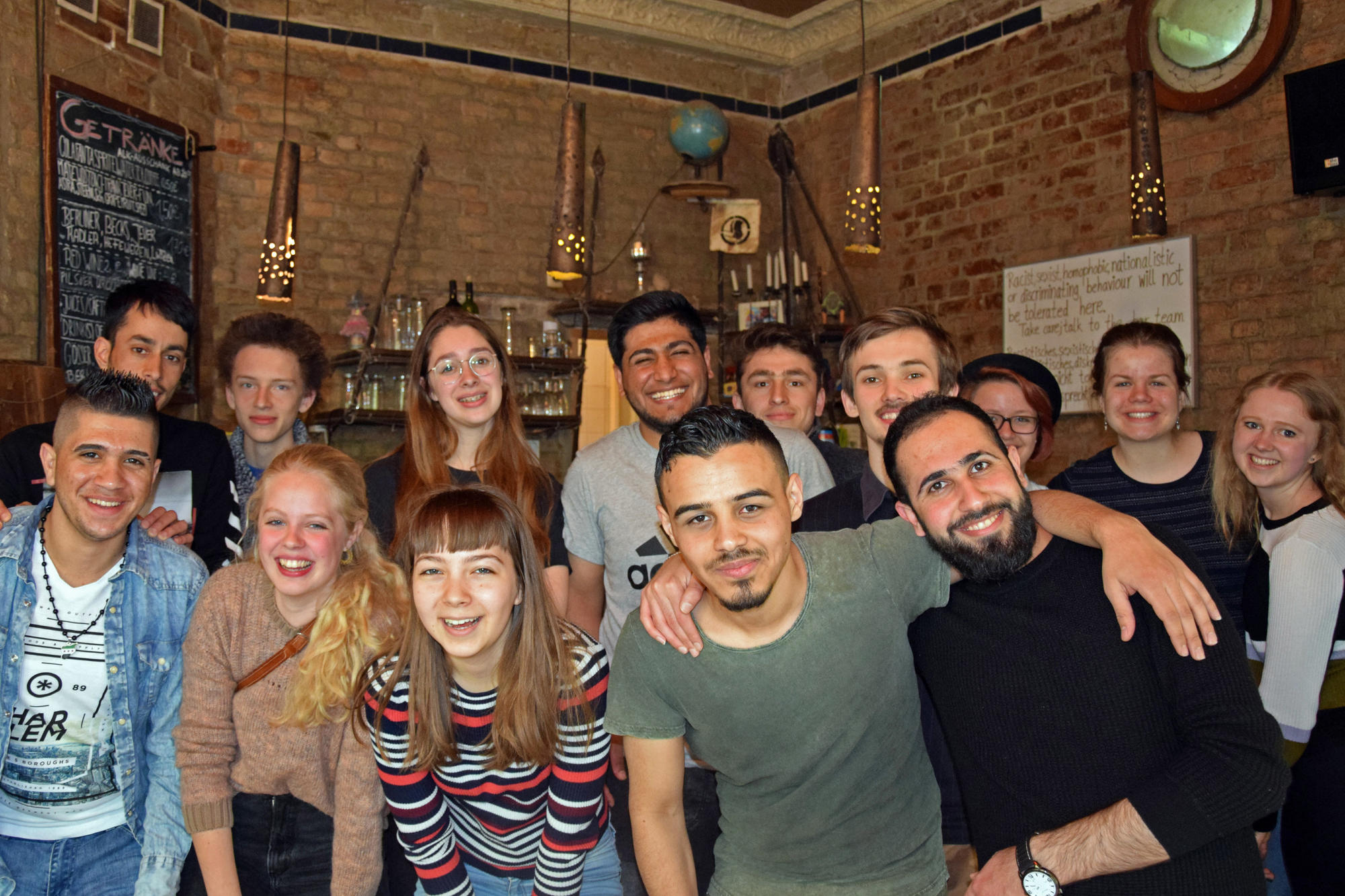 Spaß steht im Vordergrund: Die Treffen des Vereins Schüler Treffen Flüchtlinge bringen junge Menschen unterschiedlicher Herkunft zusammen - hier im Jugendzentrum JUP in Berlin Pankow.