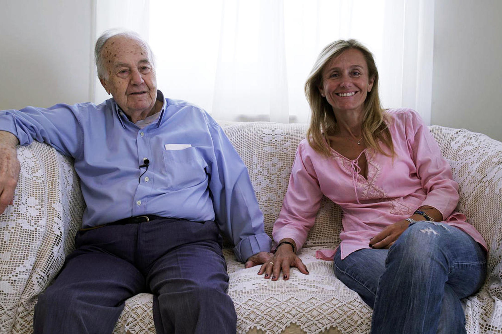 Der Shoah-Überlebende Isaak Mizan mit seiner Tochter.