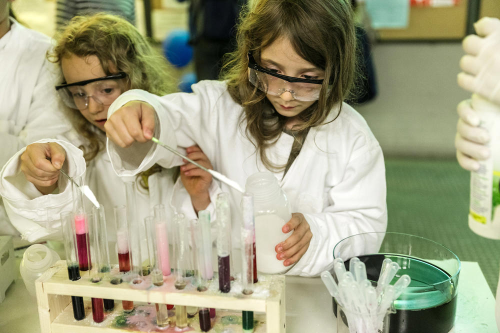 Malen, bauen experimentieren – und staunen: Kinder können während der „Klügsten Nacht des Jahres“ spielerisch die Welt der Wissenschaft entdecken.