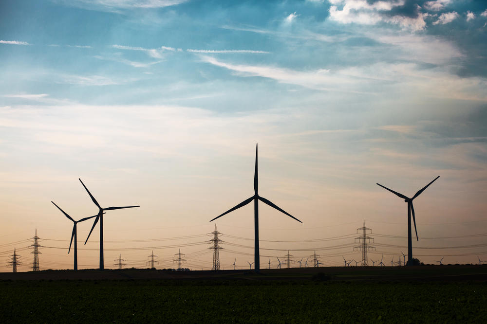 Wie lässt sich der Strom aus Sonnen- und Windkraft speichern?