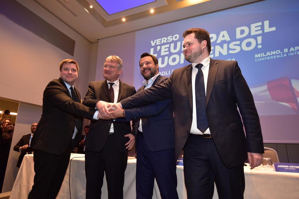 Olli Kotro (Die Finnen), Jörg Meuthen (AfD), Matteo Salvini (Lega Nord) und Anders Primdahl Vistisen (Dänische Volkspartei) geben sich die Hände.