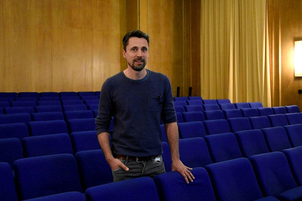 Insekten auf der Spur: Informatikprofessor Tim Landgraf erforscht das komplexe Sozialverhalten von Bienen mithilfe eines selbstentwickelten Bienenroboters.