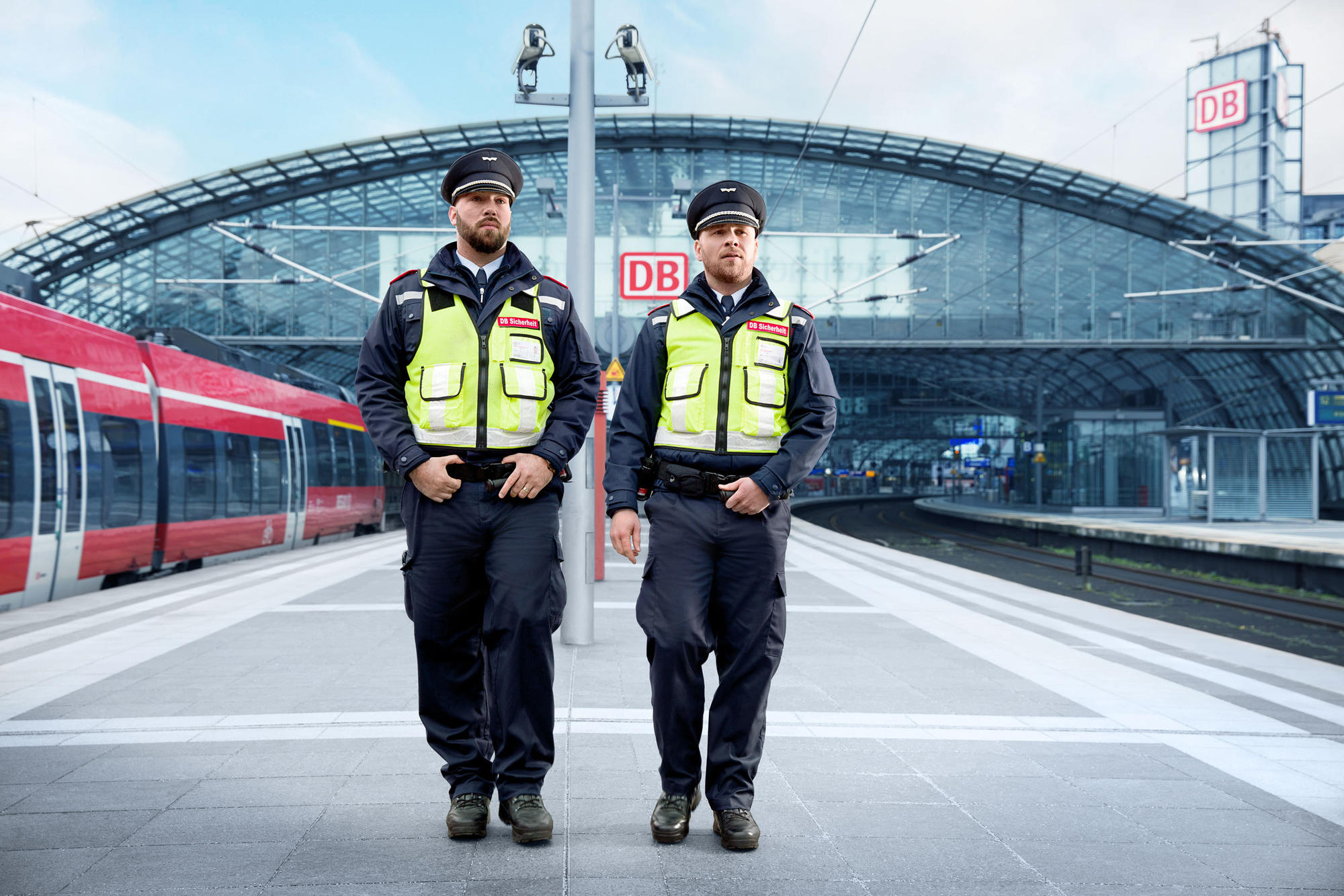 Beruhigende Präsenz. Mitarbeiter der Deutschen Bahn AG auf Präventionsstreife. Die sichtbare Anwesenheit von Sicherheitskräften in öffentlichen Verkehrsmitteln und im öffentlichen Raum kann das Sicherheitsgefühl erhöhen.