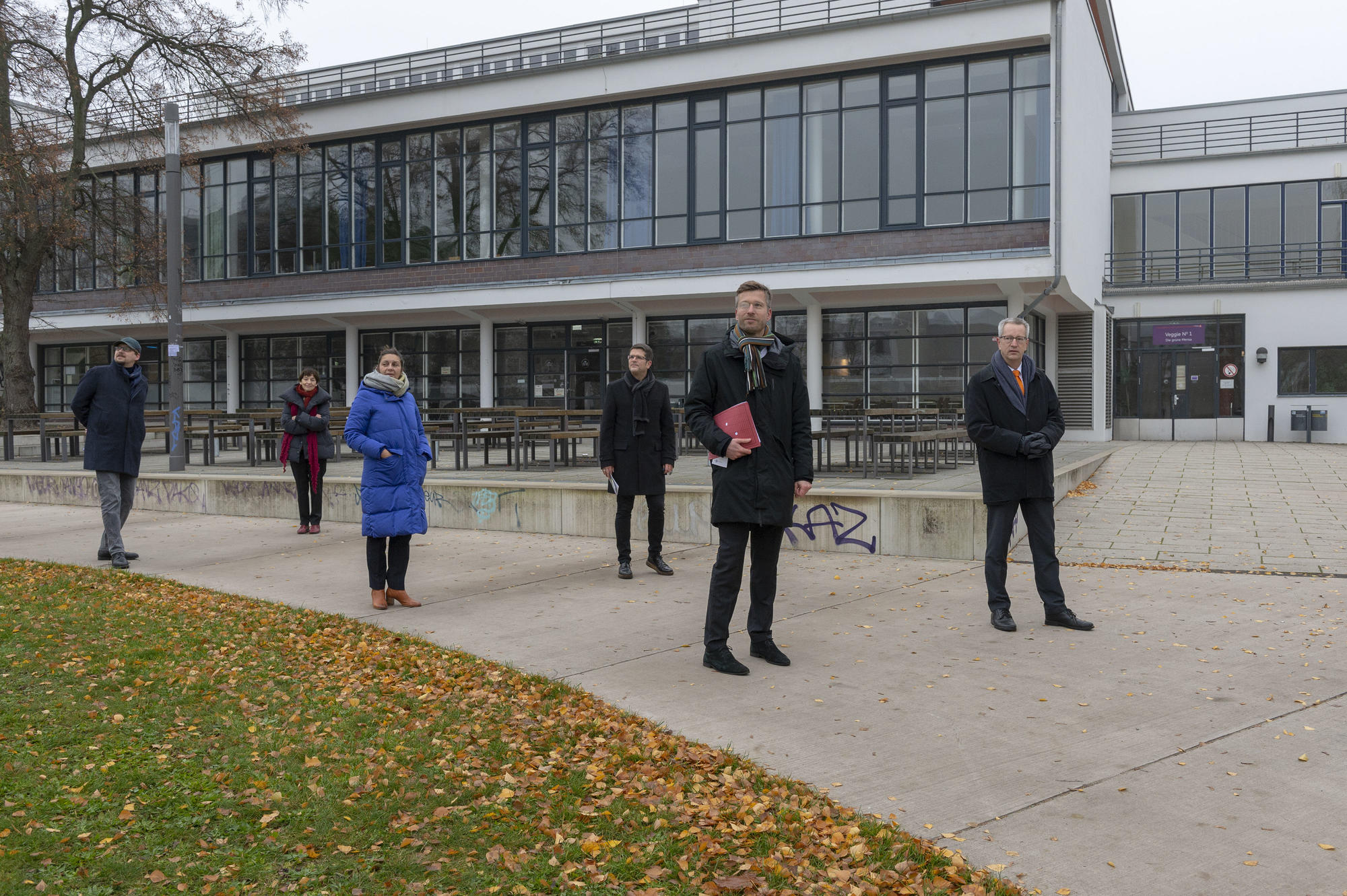 Strategische Partner: (vordere Reihe, von links) Alexis von Poser, Patricia Rahemipour und Gero Dimter von der SPK, (hinten) Marianne Braig, Hansjörg Dilger und Günter M. Ziegler, Freie Universität Berlin.