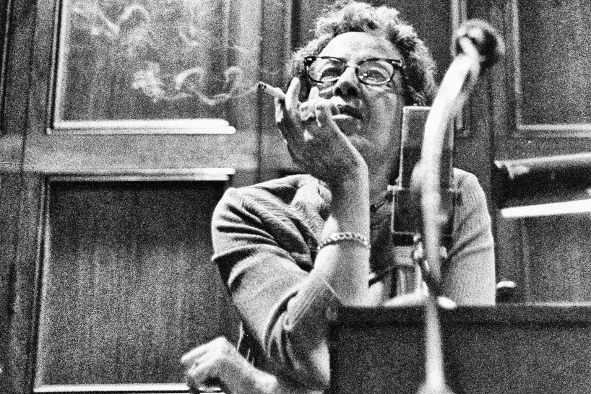 Vom Studium der Philosophie, Theologie und Gräzistik zur politischen Theorie. Hannah Arendt (1906-1975) wandte sich in ihrem Denken und Handeln dem Politischen zu, als die Nationalsozialisten in Deutschland erstarkten und sie selbst staatenlos wurde.