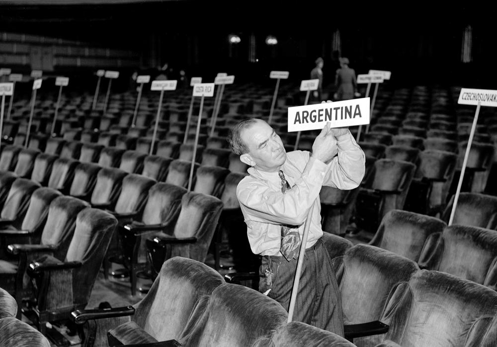 Vorbereitungen für die „Konferenz von San Francisco“. Delegierte aus 50 Nationen einigen sich in der Konferenz vom 25. April bis 26. Juni 1945 auf die Charta der Vereinten Nationen.