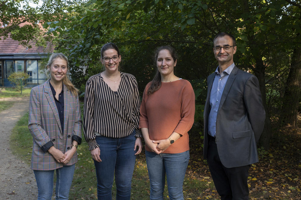 Team für die Praxis. Vera Losansky, Leonie Gnewuch, Lena Vogt und Jörg Aschenbach (v. l. n. r.) haben das Konzept für den modellbasierten Notfallkurs entwickelt und umgesetzt.