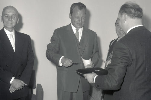 Zeitgeschichte: Berlins Regierender Bürgermeister Willy Brandt (Mitte) übergibt 1961 den Schlüssel für das neue Gebäude des Osteuropa-Instituts.