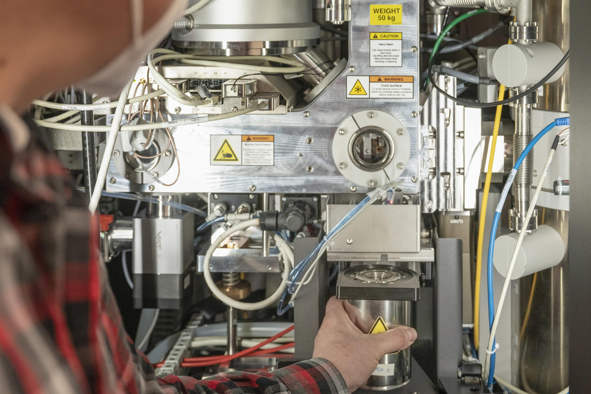 Winziges darstellen. Ein Kryo-Elektronenmikroskop am Forschungszentrum für Elektronenmikroskopie (FZEM) der Freien Universität Berlin wird mit Proben bestückt.