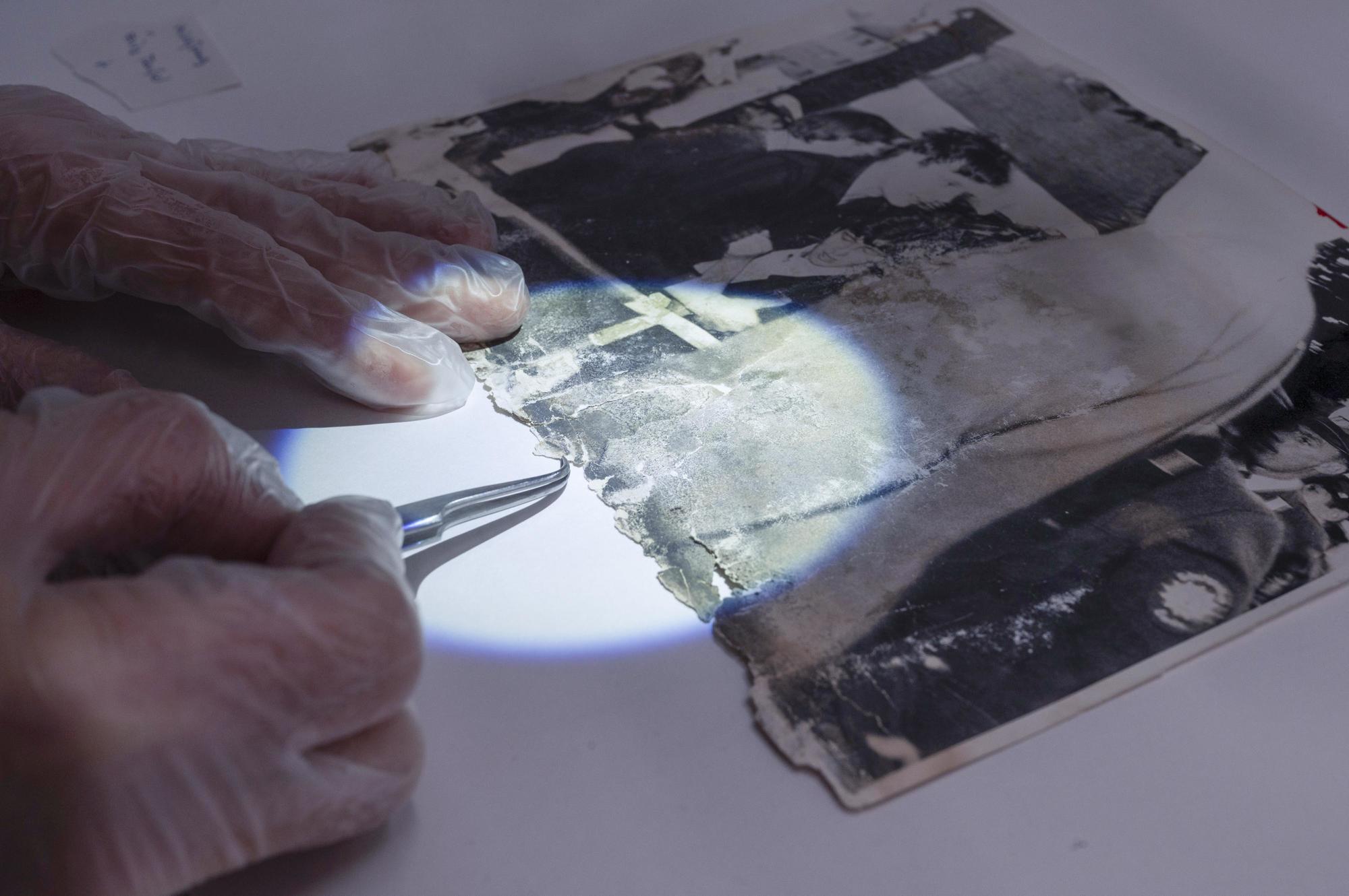 Die Restaurierung der Fotos erfordert viel Geduld und Präzision.