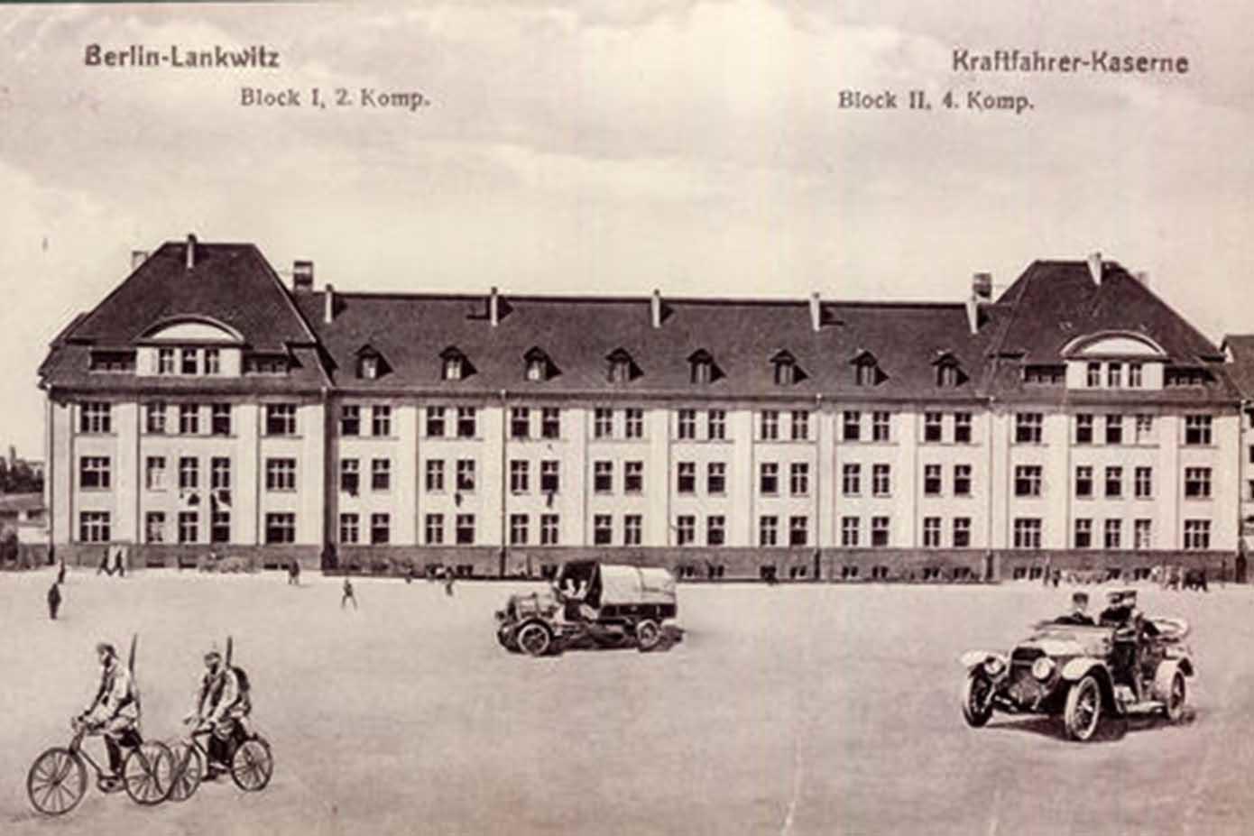 Freier Platz. Der Exerzierplatz vor Haus B auf einer Postkarte aus dem Jahr 1915.