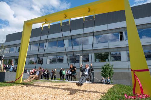 Die SupraSwing von Künstlerin Katja Marie Voigt neben dem Forschungsbau.