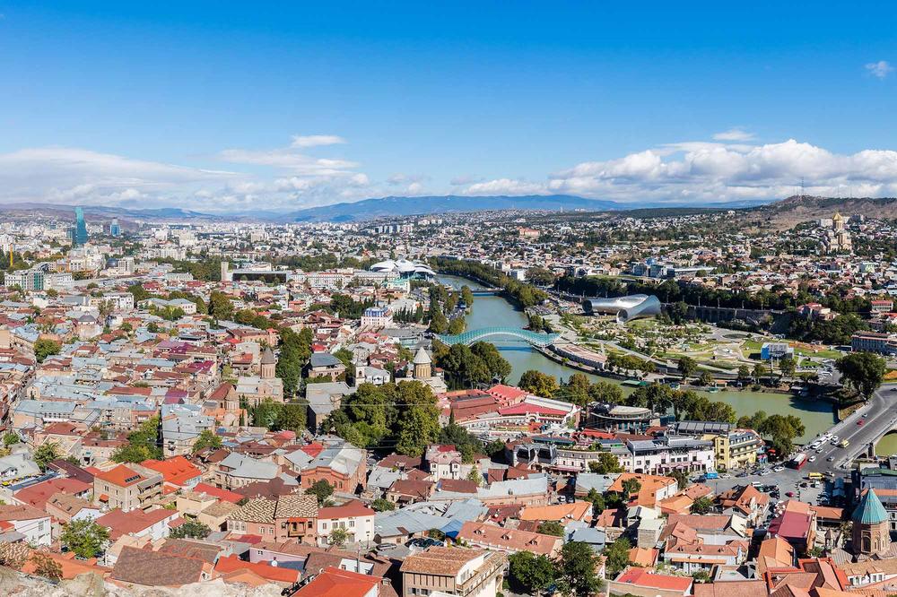Die georgische Hauptstadt Tbilissi hat mehr als eine Million Einwohner. Sie liegt im Zentrum der Kaukasus-Landenge im östlichen Teil des Landes.