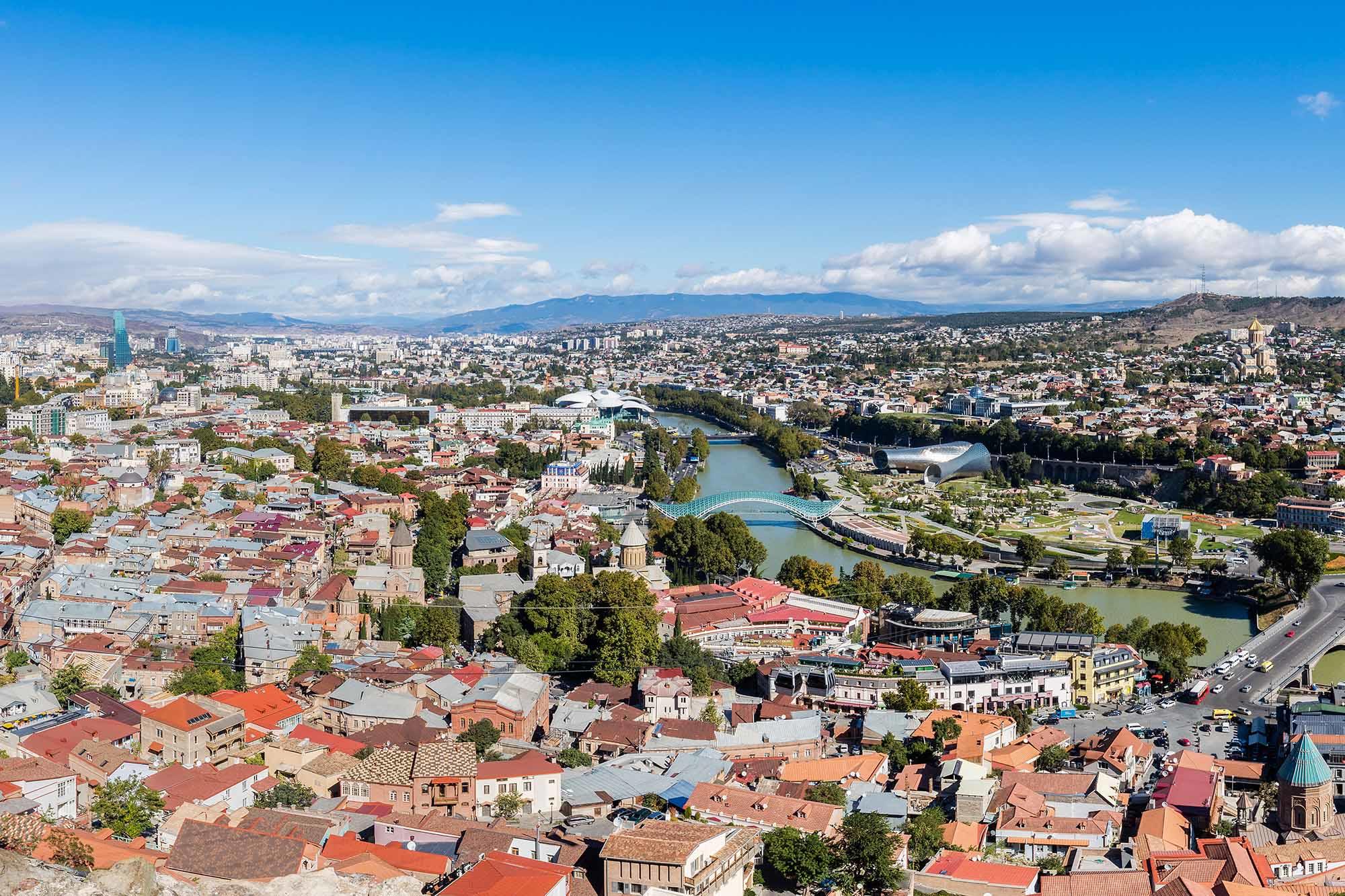 Die georgische Hauptstadt Tbilissi hat mehr als eine Million Einwohner. Sie liegt im Zentrum der Kaukasus-Landenge im östlichen Teil des Landes.