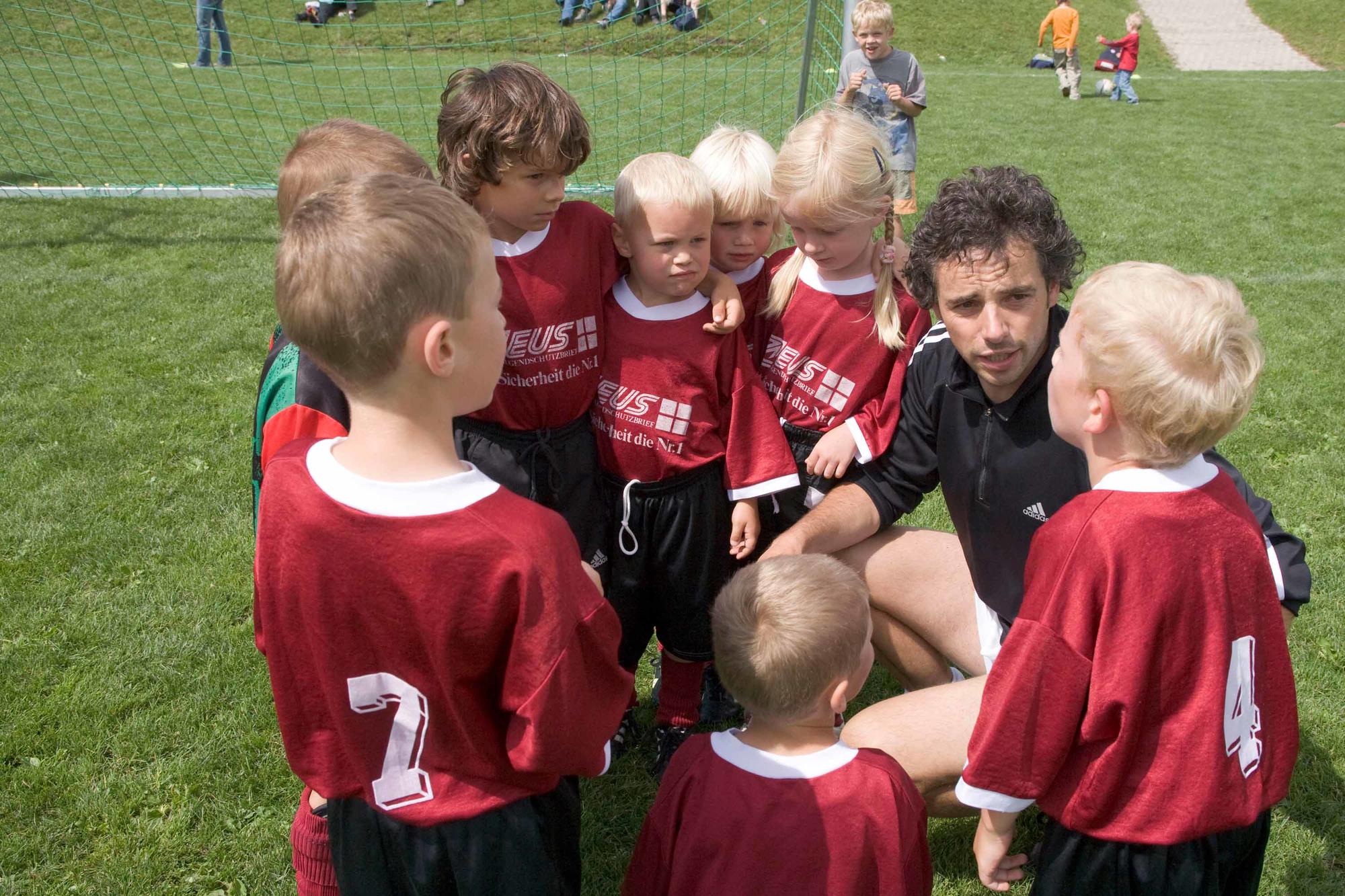 Kinder beim Fußballtraining im Verein