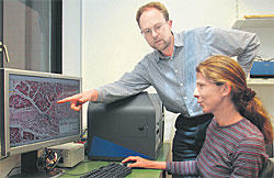 Vor dem ScanScope: Achim Gruber und Olivia Kershaw.