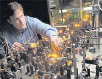 Martin Zwierlein im Labor: Für seine Arbeiten ist der Nachwuchsforscher mit einem der höchstdotierten deutschen Forschungspreise ausgezeichnet worden.<br>Foto:  Gregory Hren