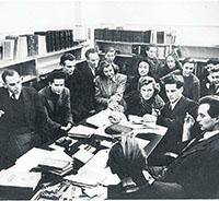 Seminararbeit. Professor Walther Braune (rechts mit Zigarette) im Kreise von Studenten.