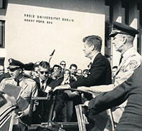 Prominenter Gast. John-F.-Kennedy 1963 vor dem Henry-Ford-Bau.