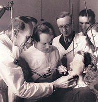 Übung am Patienten. Studenten in der Zahn- und Kieferklinik. Foto: Sächsische Landesbibliothek