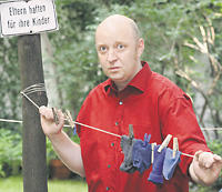 Der Mann mit dem roten Cordhemd: Horst Evers stammt ursprünglich aus Evershorst bei Diepholz, lebt aber seit 1987 in Berlin und lässt sich vom Wedding und von Kreuzberg zu Texten und Liedern inspirieren. Er studierte an der Freien Universität.