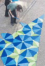 Muster, die sich nie wiederholen: Penrose-Riesen-Puzzle am Tag der Mathematik in Dahlem.