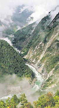 In 5000 Metern Höhe umfließt der Brahmaputra-Fluss den 7782 Meter hohen Namche Barwa. Hier liegt das Arbeitsgebiet der Berliner Geologen.