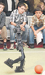 Das Rechnergehirn der „FUmanoide“ ist so groß wie ein Kaugummistreifen.