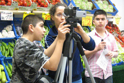 Neues aus Neukölln. Jugendliche proben die Handhabung von Mikro und Kamera.