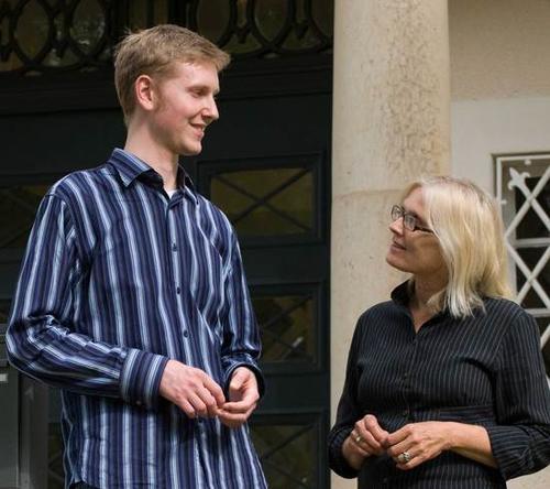 Im persönlichen Gespräch: Matthew Stephen und Anda Šilde vor dem Gebäude der Dahlem Research School.