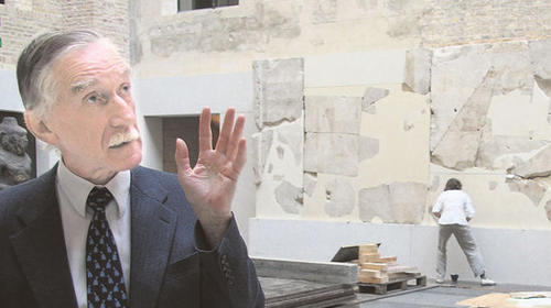 Eröffnet neue Sichtweisen: Dietrich Wildung – hier bei den Aufbauarbeiten für die Ausstellung – hat das Präsentationskonzept erarbeitet.