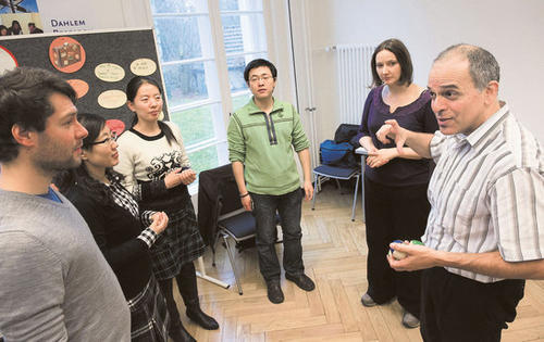 Proben für den Auftritt. Schauspieler und Regisseur Ric Oquita unterrichtet die Doktoranden der Dahlem Research School: „Wenn wir selbst nicht wissen, was uns begeistert, können wir auch niemand anderen davon überzeugen.“