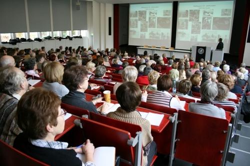Gebannt lauschen und aktiv teilnehmen: Seit zehn Jahren begeistert das GasthörerCard-Programm Berufstätige und Rentner.