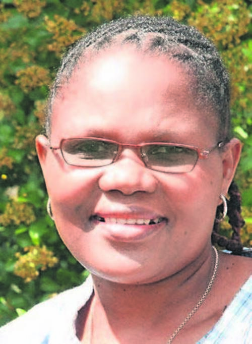 Biochemikerin Zodwa Dlamini von der Universität Limpopo stellt Extrakte von südafrikanischen Heilpflanzen her und sendet diese an ihre Kooperationspartnerin Johanna Plendl in Berlin.