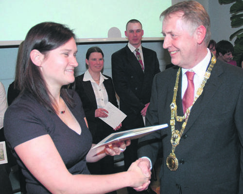 101 Jahre alt ist die Amtskette inzwischen, die Prof. Dr. Leo Brunnberg, Dekan des Fachbereichs Veterinärmedizin, bei der Ehrung einer Doktorandin trägt (2008).