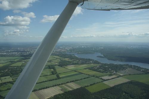 Auch in der scheinbar klaren Luft im Berliner Umland lassen sich Schwebepartikel wie Pollen, STaub oder Ruß nachweisen.