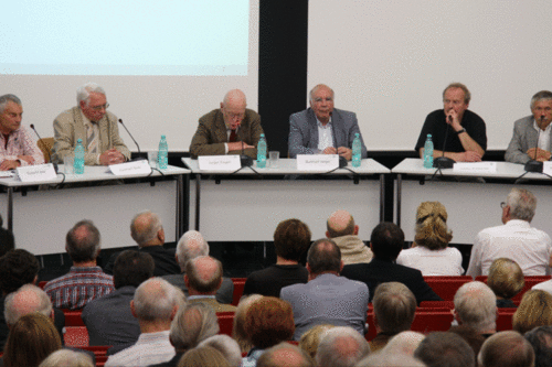 Erinnerung an dramatische Tage: Bei dem Podiumsgespräch diskutieren Roland Exner, Eberhard Bolle, Moderator Jürgen Engert, Burkhart Veigel, Jürgen Schleicher und Hans Lechermann (v.l.).