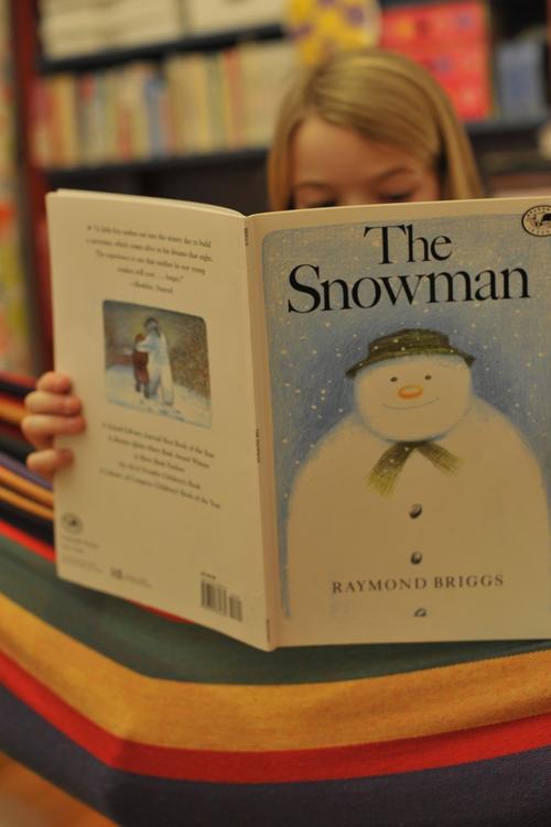 Bilder in Sprache übersetzen: Worte zu finden für das, was sie sehen, lesen oder erleben, ist ein kognitiver Prozess, den Kinder aller Kulturen durchlaufen müssen.