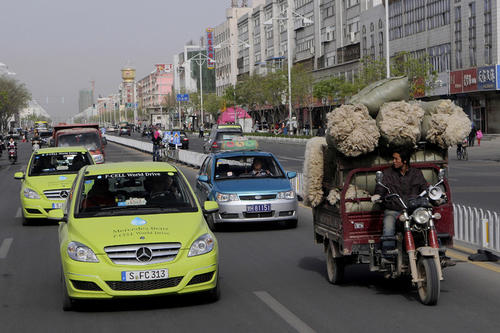 Mercedes Benz betreibt in Peking als Kooperation mit der Deutschen Universität für Weiterbildung (DUW) die Carl Benz Academy, an der Spitzennachwuchskräfte ein spezielles Masterprogramm absolvieren können.